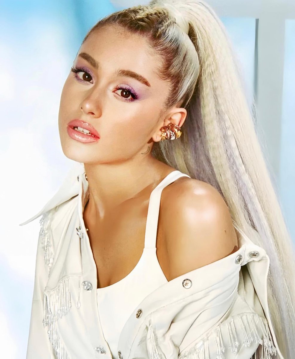 swtbaemoon's tweet photo. ariana grande 🤍 https://t.co/6C155XcJcL