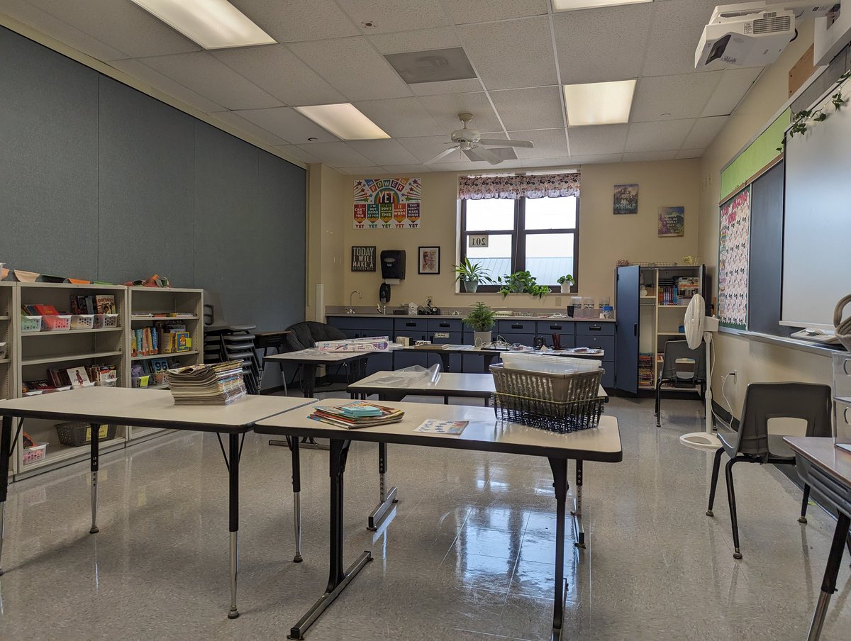 ReaderRBS's tweet photo. 2nd day of working in my classroom and it's coming together. #teacherlife #cpsbest #backtoschool #smswildcats https://t.co/cmvgiy0tDJ