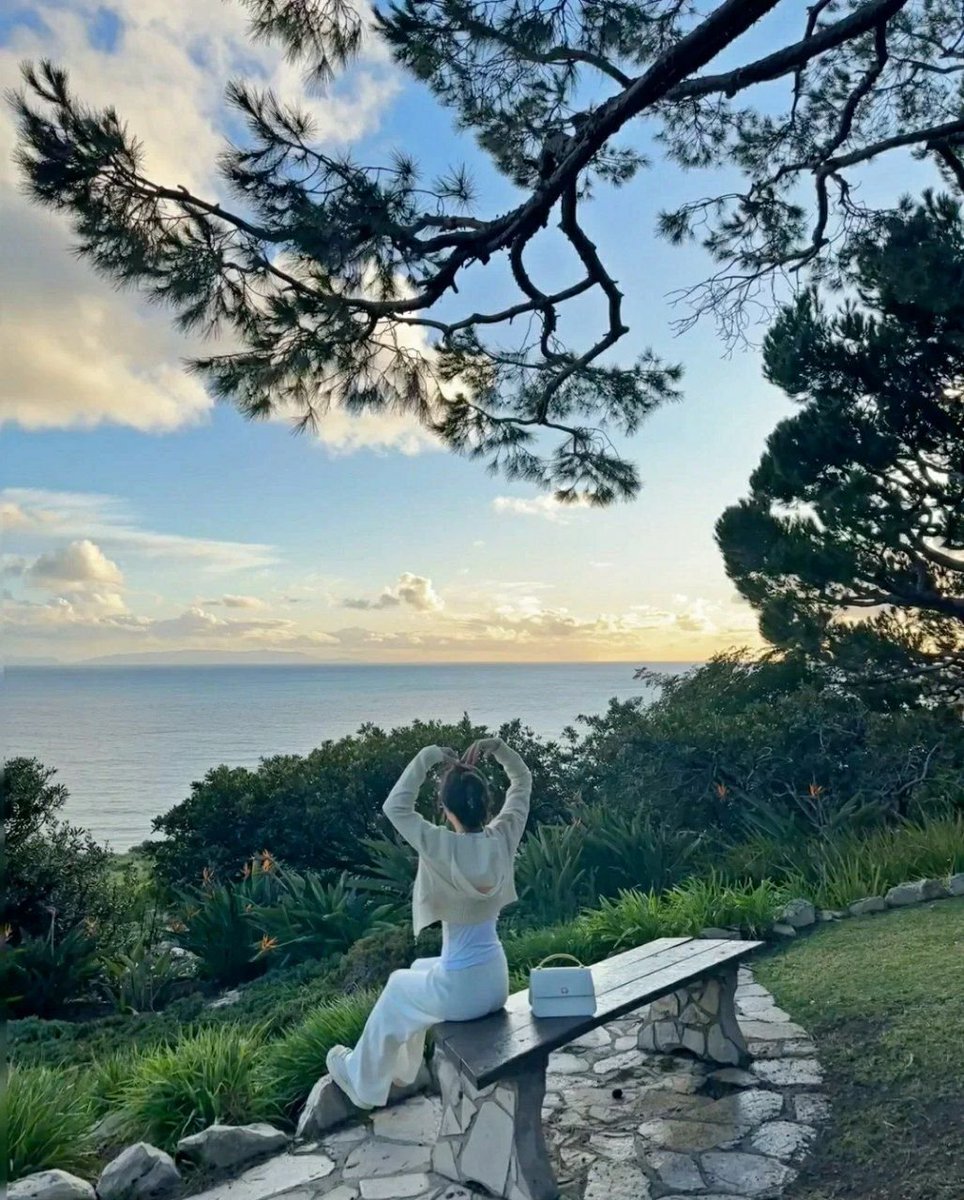 Having courage does not mean that fear does not exist, but that it dares to face fear and overcome fear.