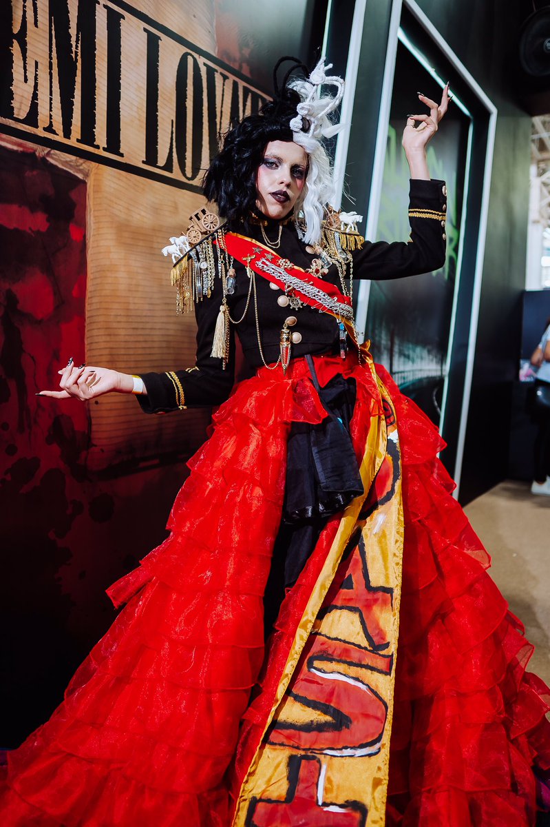 Leoniaemi's tweet photo. Eis aqui um trabalho árduo de 1 mês e 10 dias de um cosplay que custou meu suor e muita ajuda de amigos e família 

Minha cruella imperatriz 

@DisneyStudios @cruella 
#cruelladevil #cosplayer #emmastone #jennybeavan https://t.co/OZP1BetuQX