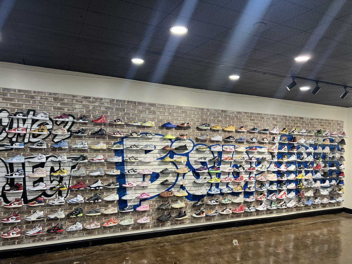 rubeom5's tweet photo. Come get your back to school shoe shopping done at either one of our locations , over 300 styles to choose from 

409 Centre st, Dallas 75208 
314 E Saner ave , Dallas 75216 

Follow the instagram for more details 
@ project.Dallas
@ project.bishoparts https://t.co/LA84vLegPY