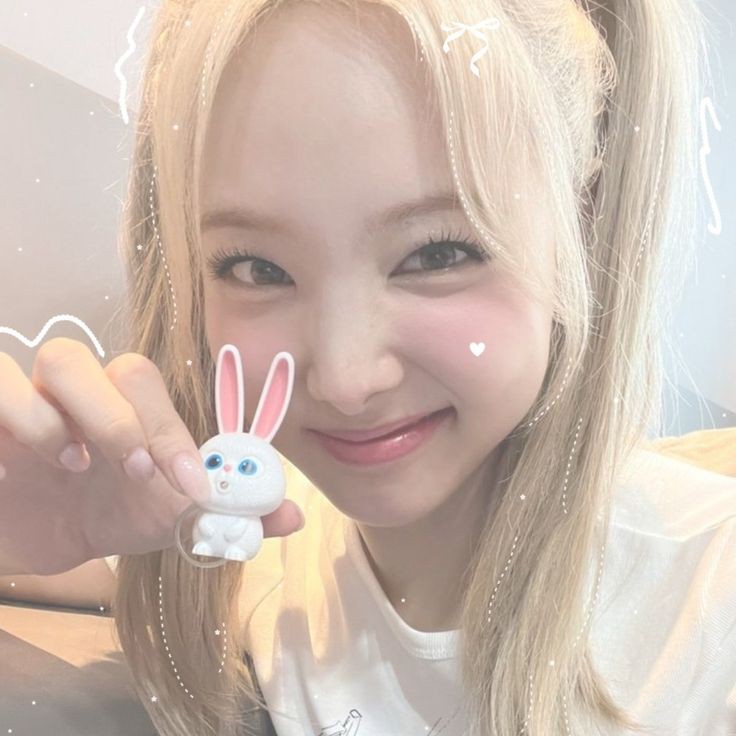 💭 D-3 restarting

안녕! i’m ysa, not new to #stantwt #kpoptwt but foreign to #studytwt ☆ lf moots ♡

𓂋 she/her, ‘05, sagittarius, filo – infp! 
𓂋 bs pharmacy freshie ☆ 
𓂋 loves : kpop, coffee, cats, softie ♡
𓂋 ults : twice, enhypen, le sserafim

♡/↻ to spread!