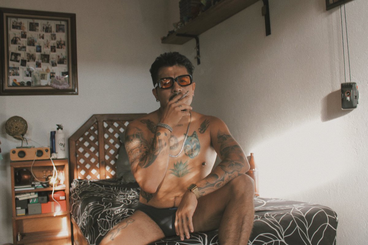 Jaredcastro77's tweet photo. Snap Out of It

📸 @zaulgaos 🔥

#scrufflatino #cigar #scruff #tatuaje #chacal #lgbt #photography #leather #photoshooting #latino #Tatto #tattoos #Oaxaca #mexico #followme #poppers #beautiful #hombre #instalike #Gay #gayboy #instagay #pride #macho #mexicano #moreno #pridemonth https://t.co/v6qc277Ayu