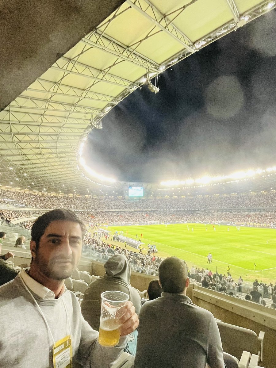 Mineirão com bebida liberada:
- cerveja em copos de plástico 
- qualidade e teor alcoólico controlados
- torcedores entrando mais cedo e gerando menos tumulto fora
- geração de receita para os clubes e pagamento de impostos. 
Qual o sentido de São Paulo manter a proibição?