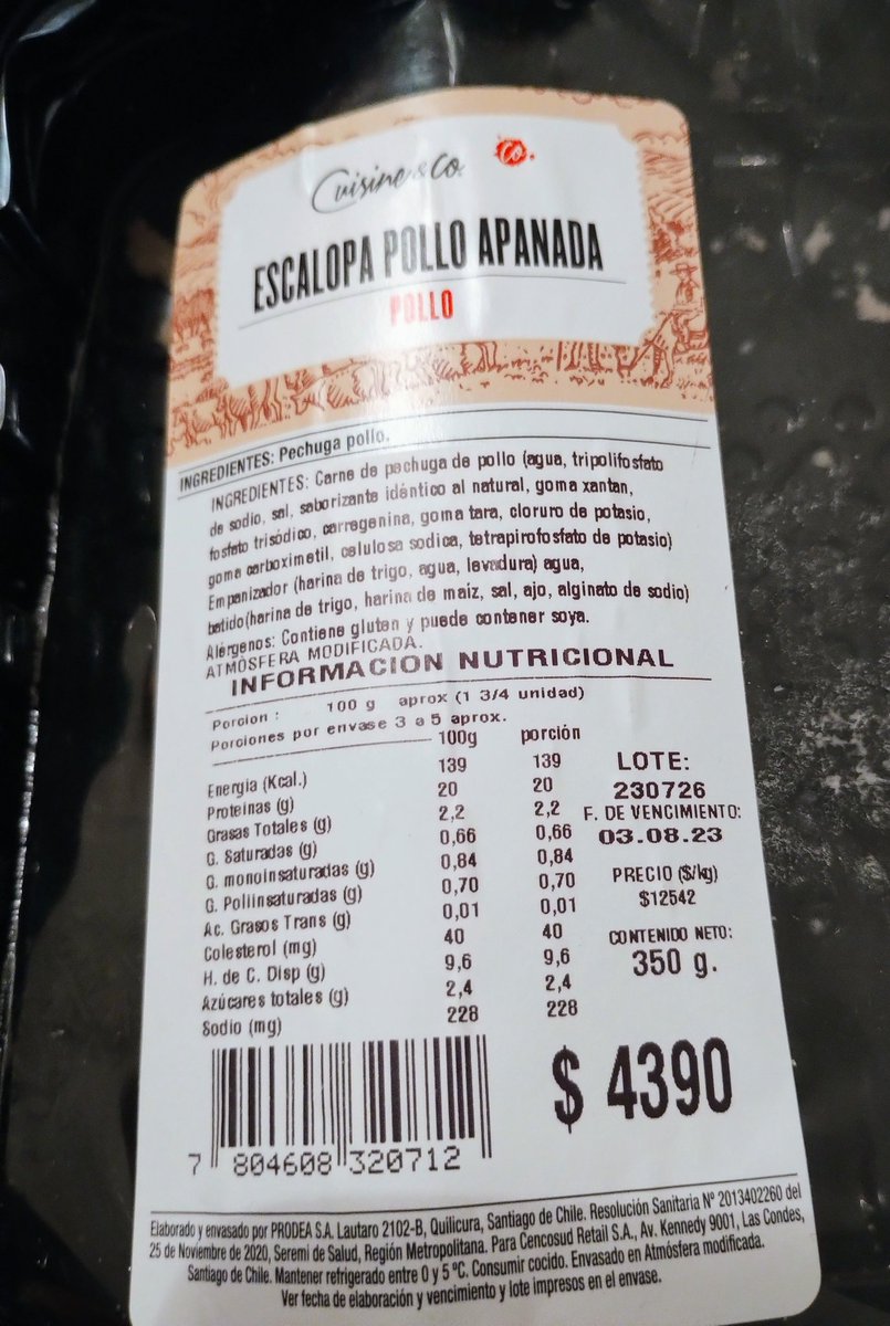 IsmaTrujillo's tweet photo. Acabamos de tener una exquisita cena gracias a @JumboChile, esta bandeja de pollo, podrida. Gracias. @SERNAC https://t.co/PI5vDQJE9J