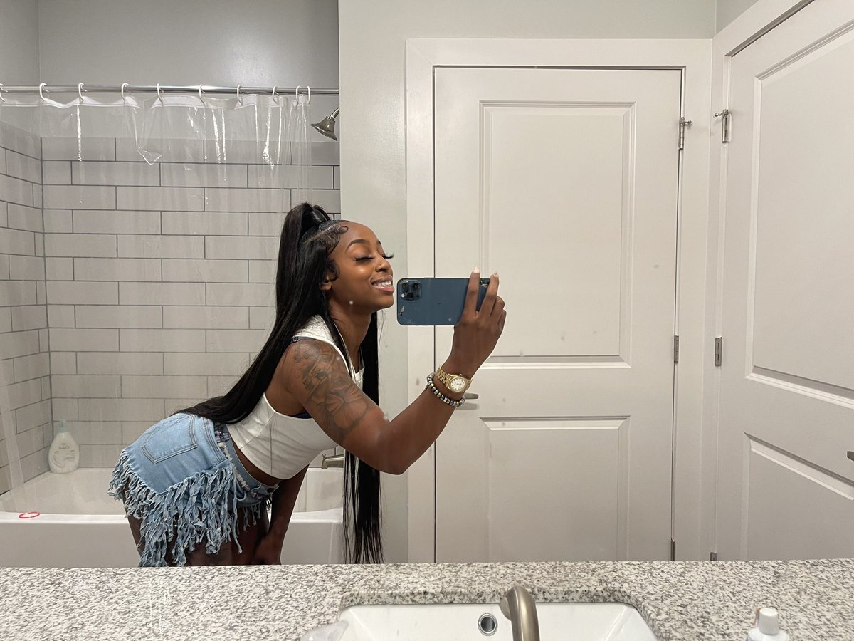 nhandss_'s tweet photo. She is me , I am her 🖤😘 https://t.co/zBq5tk7gW7