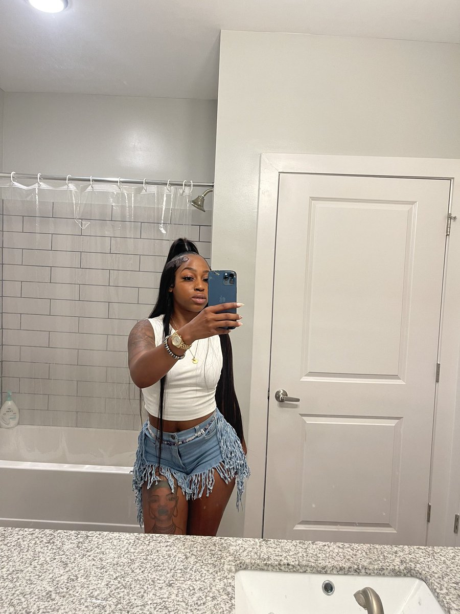 nhandss_'s tweet photo. She is me , I am her 🖤😘 https://t.co/zBq5tk7gW7