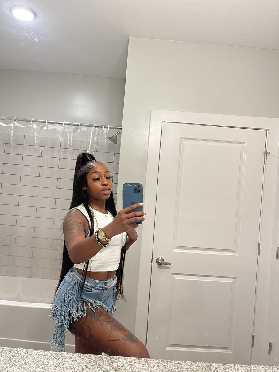 nhandss_'s tweet photo. She is me , I am her 🖤😘 https://t.co/zBq5tk7gW7