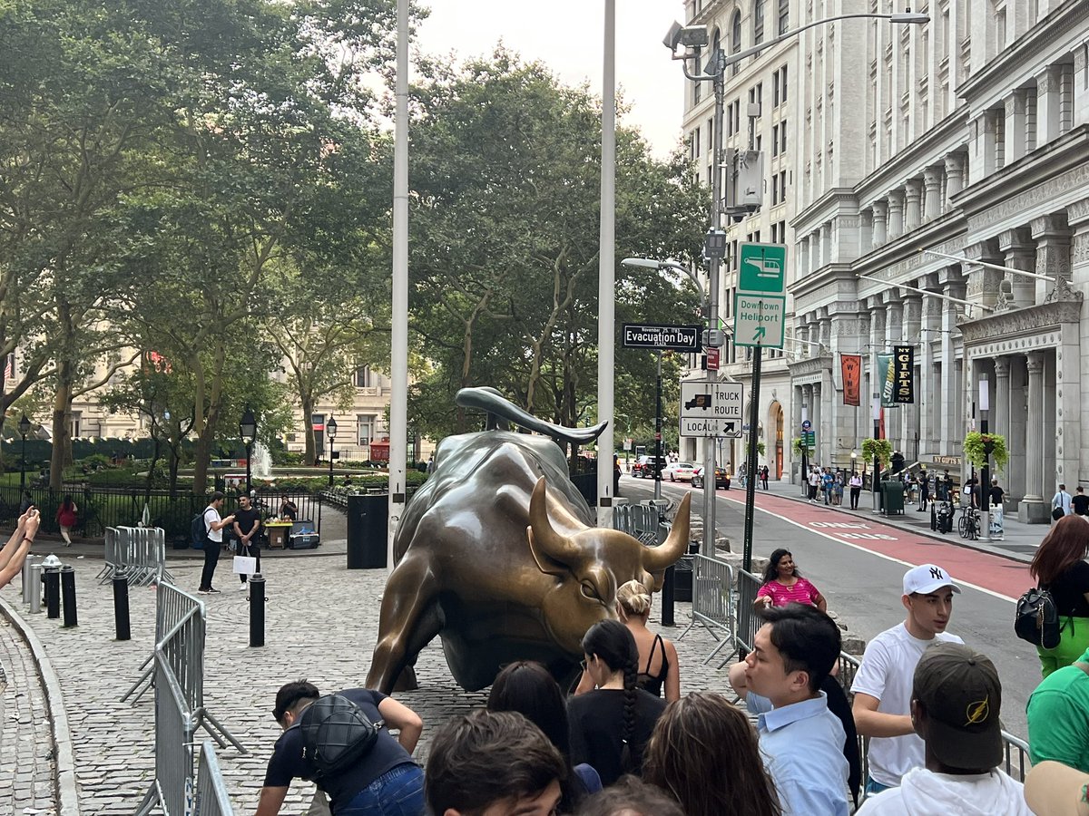 ryanjrand's tweet photo. Had a blast at the @Station3NYC event tonight at 26 Broadway on Wall Street. Met some new friends @molly_mccutch @elfgmi and saw an old friend @lilmahnaji!! 

Plus got a photo of the bull right outside!! https://t.co/LdhS7oFhHy