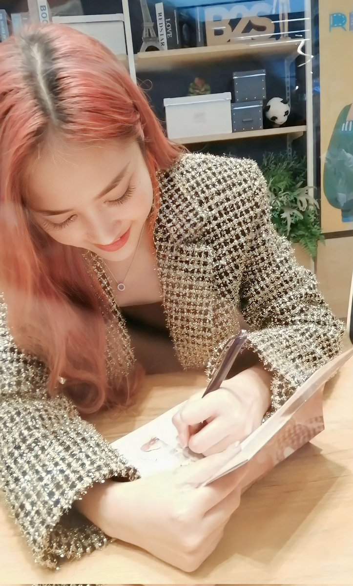 freenmink__'s tweet image. ยังจำวันนั้นได้ดี 😄❤
เราขอบคุณแก แกขอบคุณเรากลับ หลังจากนั้นเราก็เลือกและยืนยันที่จะตั้งใจรัก ถ้ามีโอกาสได้พูดคุยอีกครั้ง ก็คงจะขอบคุณซ้ำๆที่ทำให้เรายิ้มได้ในวันที่เราหม่นที่สุด และแน่นอนในวันนี้ที่แกหม่นที่สุดเราอยู่ตรงนี้นะ หันมายังไงก็เจอ รัก ❤🌷 #srchafreen