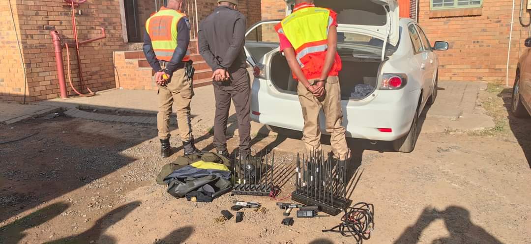 On Wednesday, 02 August 2023 at about 14:00 Middleburg Flying Squad foiled a planned hijacking when a 37-year-old on duty Tshwane metro police Constable and his two accomplices aged 33 and 34-year-old were arrested for allegedly conspiring to hijack the truck believed to have