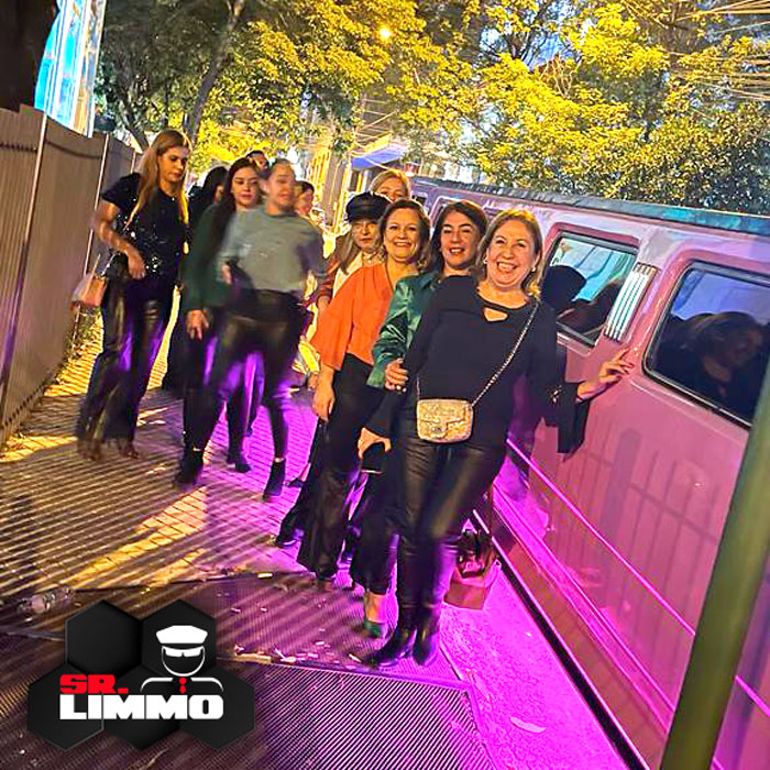 srlimmo's tweet photo. La Sra Maria Victoria festejó su jubilación con la #PinkHummer de SR LIMMO 😎 
Espectacular 👌💯🥳🥂
#limmo #hummer #limousine https://t.co/1KGi82YvxY