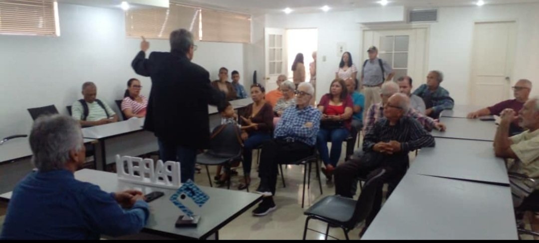 Pedvill's tweet photo. Visita de profesores asociados al #Ipapedi Asamblea en Salón de Reuniones y posterior encuentro con el presidente, quién en reunión con los presentes se comprometió a realizar elecciones entre octubre y noviembre de este año.
¡Esperamos esta vez honre su palabra!
¡Elecciones ya! https://t.co/hBabhft9qQ