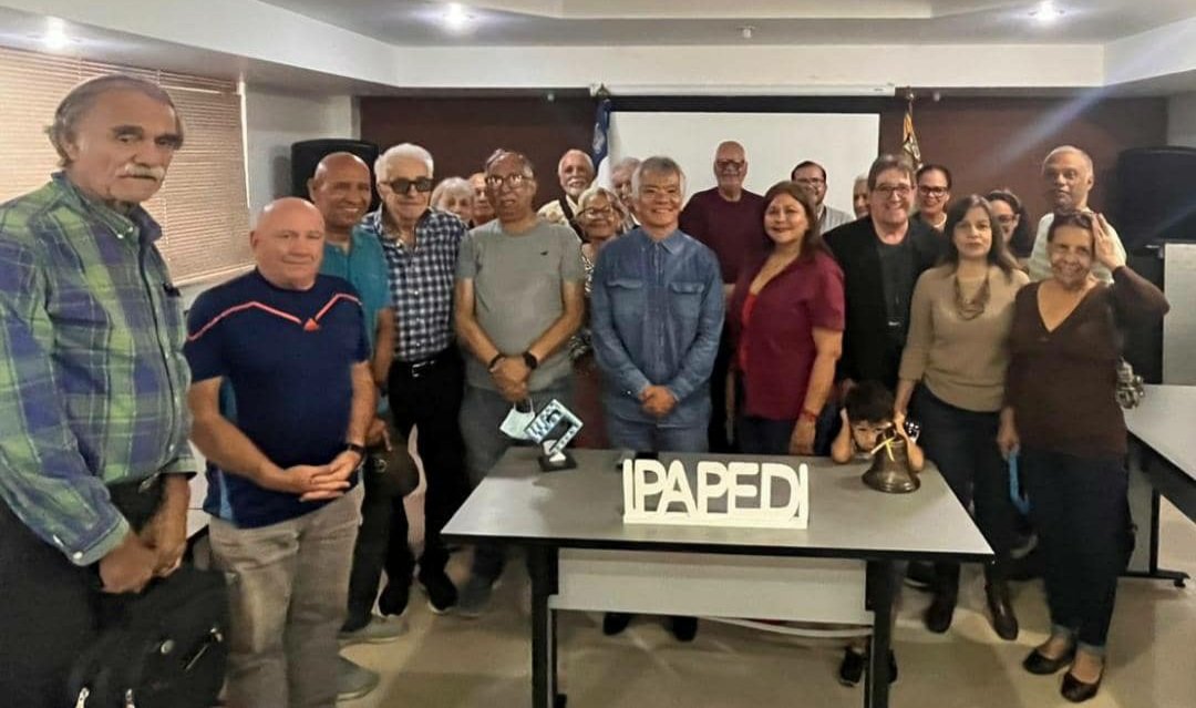 Pedvill's tweet photo. Visita de profesores asociados al #Ipapedi Asamblea en Salón de Reuniones y posterior encuentro con el presidente, quién en reunión con los presentes se comprometió a realizar elecciones entre octubre y noviembre de este año.
¡Esperamos esta vez honre su palabra!
¡Elecciones ya! https://t.co/hBabhft9qQ