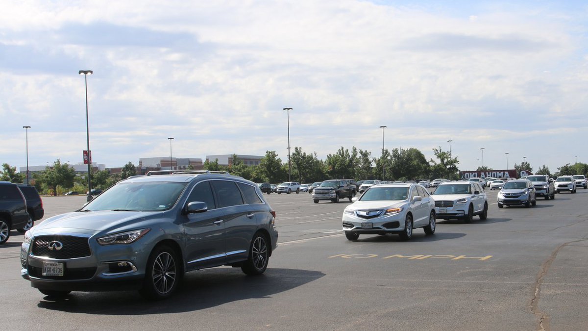 OU_HRL's tweet image. Don't forget to fuel up with a full tank of gas and stock up on some delicious snacks before you hit the road for Move-In. 🚘🍎 #OUQuickTips #OUMoveIn23