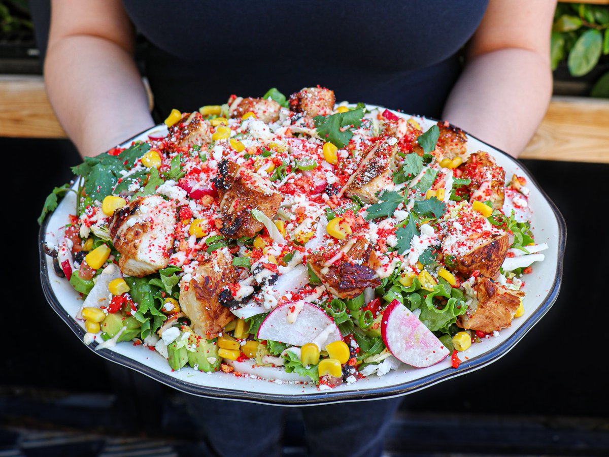 Meet the CHEETOS CHOPPED SALAD 🙌🏼 #blacktapthat #salad #flaminhotlimoncheetos #peppers #beans #corn #vegas #venetianvegas #blacktaplv