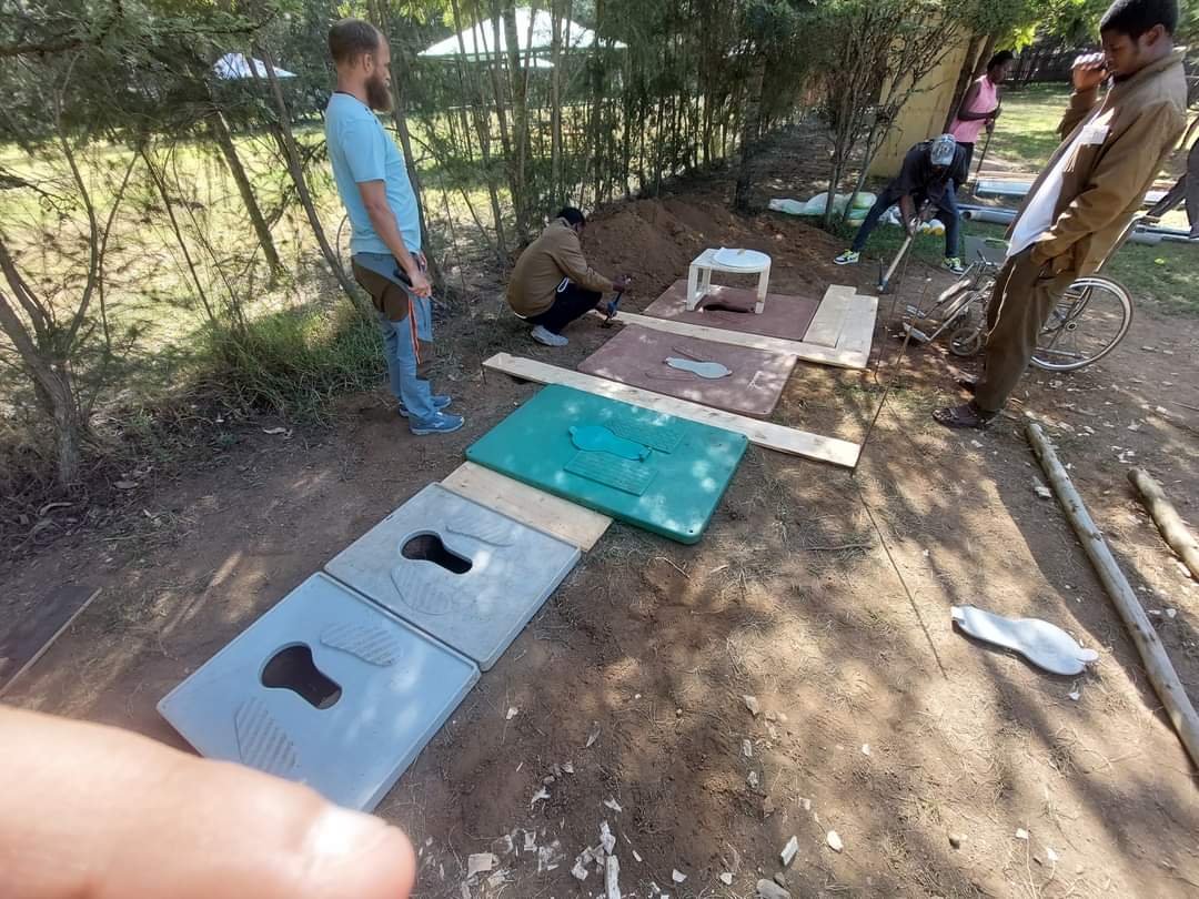 करिब दुइ हप्ताको‌ वातावरण, पानी र स्वास्थ्य सम्बन्धिको ट्रेनिंग अफ्रिकाको केन्यामा सकेको छु।   संसदमा २-४ जना राम्रा मान्छे पठाएर केही पनि तात्विक परिवर्तन हुँदैन।त्यसैले चुनावमा १५०० मोडेलको अवधारणा ल्याएको थिए। राजनीतिलाइ पेसा नबनाइ अगाडी बढ्नु छ।🙏🕉🙏