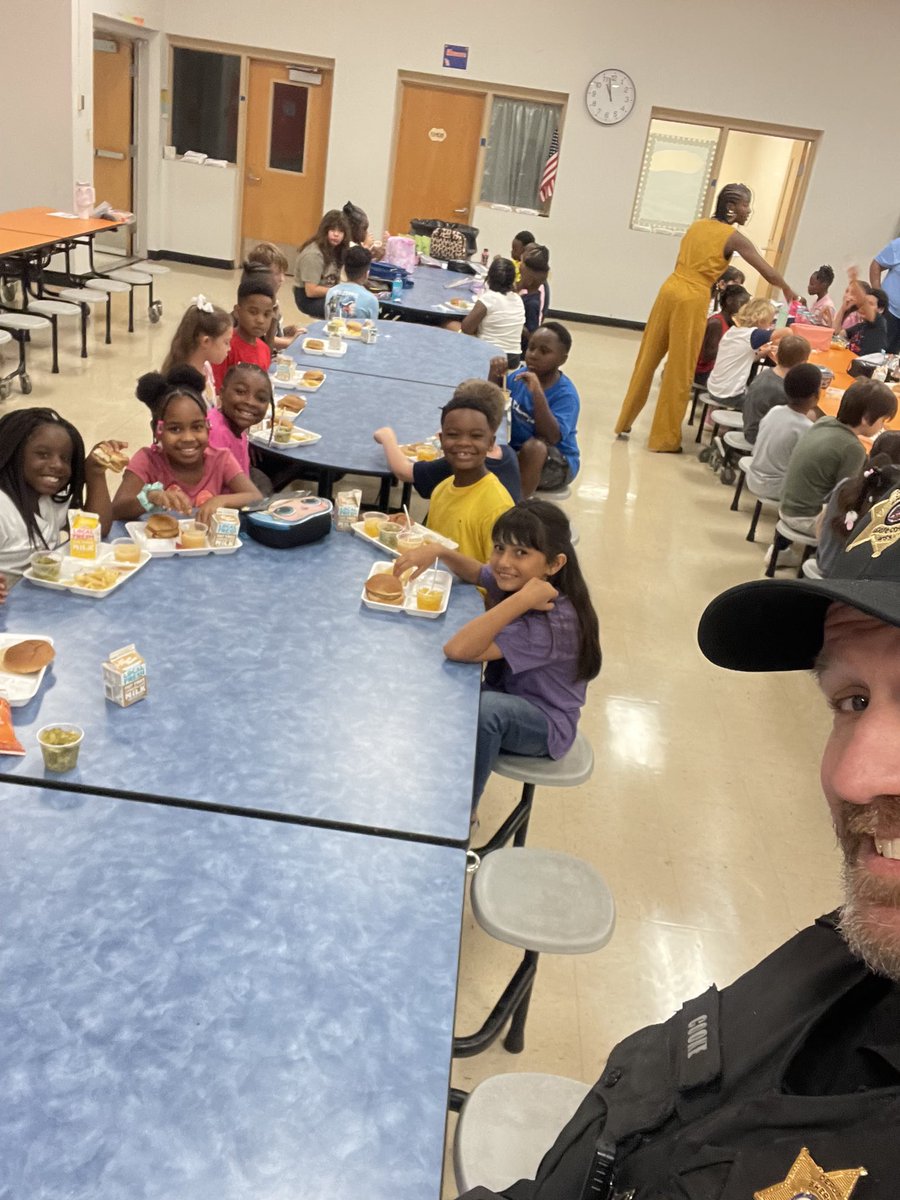 SAY 🧀!! Nothin like back to school pics! 🤣🚌🍎📚🤩 DCSD SROs were excited to see everyone! Stay safe! facebook.com/10006453661801… <a href="/TheBurgSROs/">Lewisburg SRO’s</a> 🤣🥳