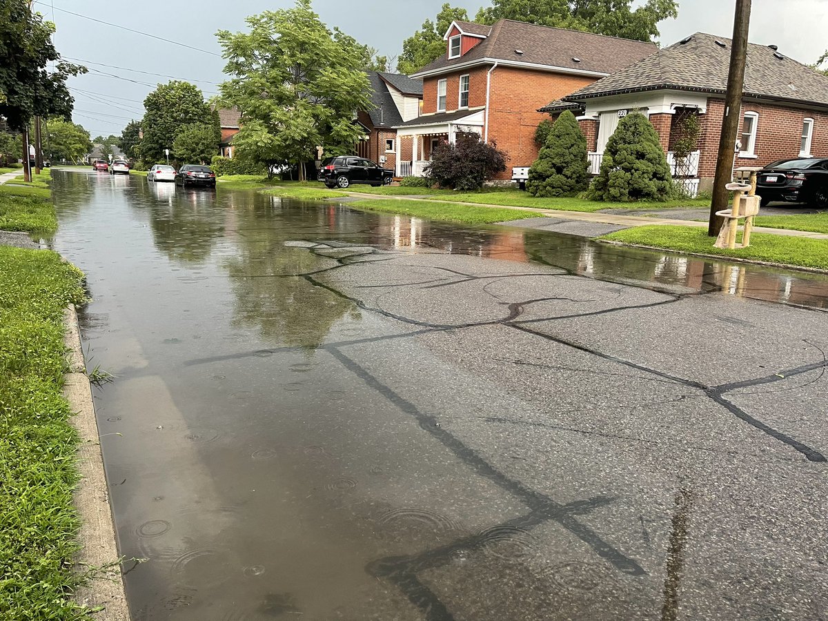 CityPtbo_'s tweet photo. Quite the storm. Reports of localized flooding throughout the City. Please stay clear of Lansdowne-Parkway intersection as there is substantial flooding - crews are responding. Thank you. https://t.co/9Zn4nQ9CRb