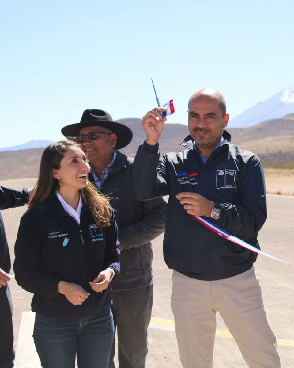 moparica's tweet photo. 🔵Ahora dir. nacional #Aeropuertos  @mop_chile Boris Olguín encabezó junto a autoridades regionales  inauguración de obras 👷👷‍♂️ de Conservación del Aeródromo Zapahuira 🚁🛫 que potenciará conectividad aérea de provincia de #Parinacota #presentesporchile🇨🇱 
@DPRAricayP @moparica https://t.co/PHVxiyUa06