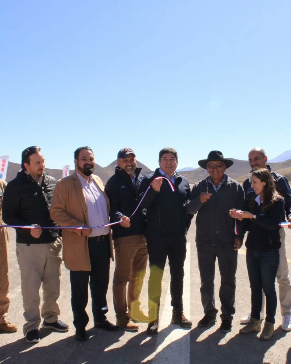 moparica's tweet photo. 🔵Ahora dir. nacional #Aeropuertos  @mop_chile Boris Olguín encabezó junto a autoridades regionales  inauguración de obras 👷👷‍♂️ de Conservación del Aeródromo Zapahuira 🚁🛫 que potenciará conectividad aérea de provincia de #Parinacota #presentesporchile🇨🇱 
@DPRAricayP @moparica https://t.co/PHVxiyUa06