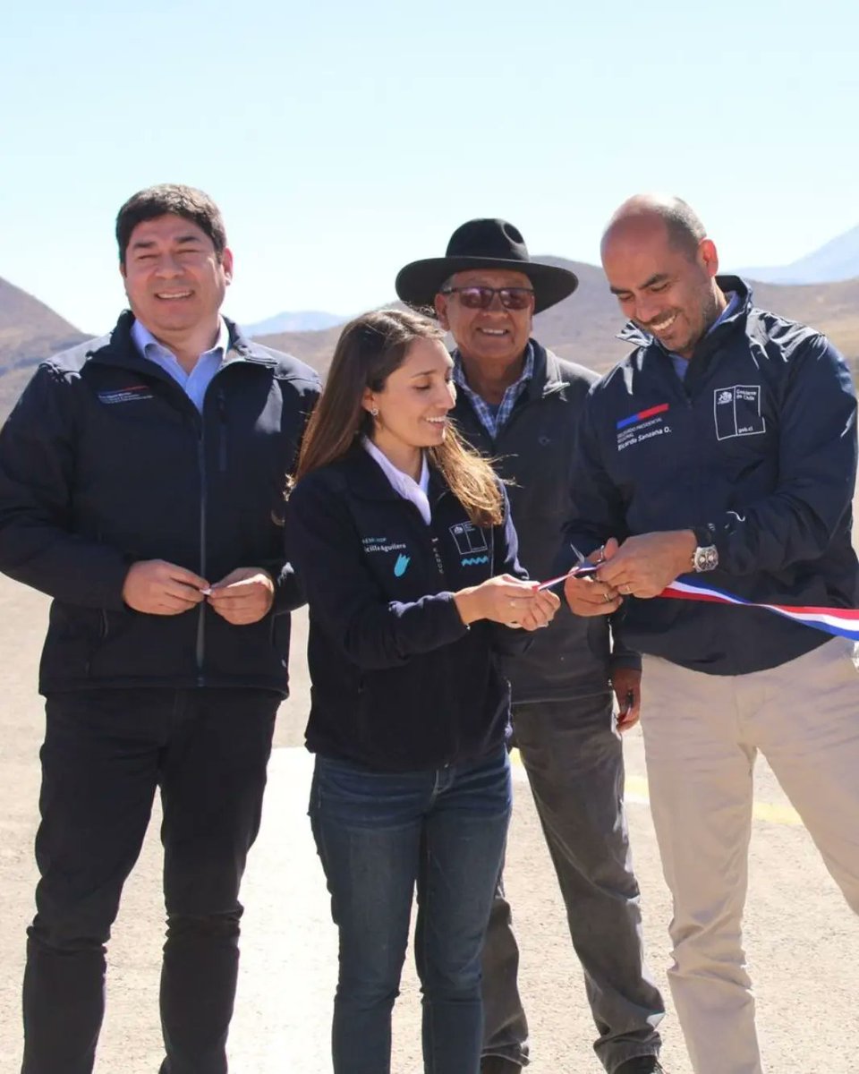 moparica's tweet photo. 🔵Ahora dir. nacional #Aeropuertos  @mop_chile Boris Olguín encabezó junto a autoridades regionales  inauguración de obras 👷👷‍♂️ de Conservación del Aeródromo Zapahuira 🚁🛫 que potenciará conectividad aérea de provincia de #Parinacota #presentesporchile🇨🇱 
@DPRAricayP @moparica https://t.co/PHVxiyUa06