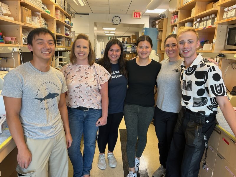 goodmunologist's tweet photo. It was time for a new lab photo today! Thanks to #WAGlab for an excellent summer ☀️🕶️🔬 https://t.co/lgZE5ufIZh