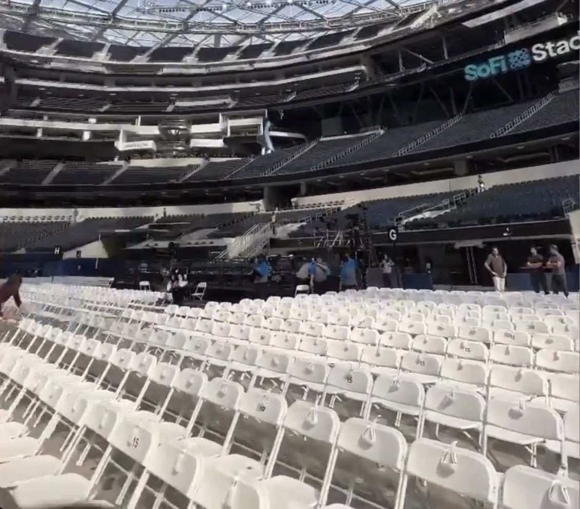 tswifterastour's tweet photo. 🚨| Bracelets are being placed at each individual seat for tonight’s show of ‘The Eras Tour’ in Los Angeles, California! #TSTheErasTour #LATSTheErasTour https://t.co/W7s1sYbEgF