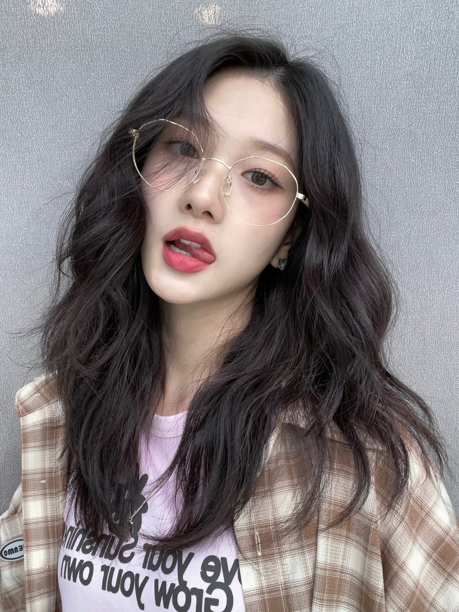 kpop moments that could kill a sapphic tweet media