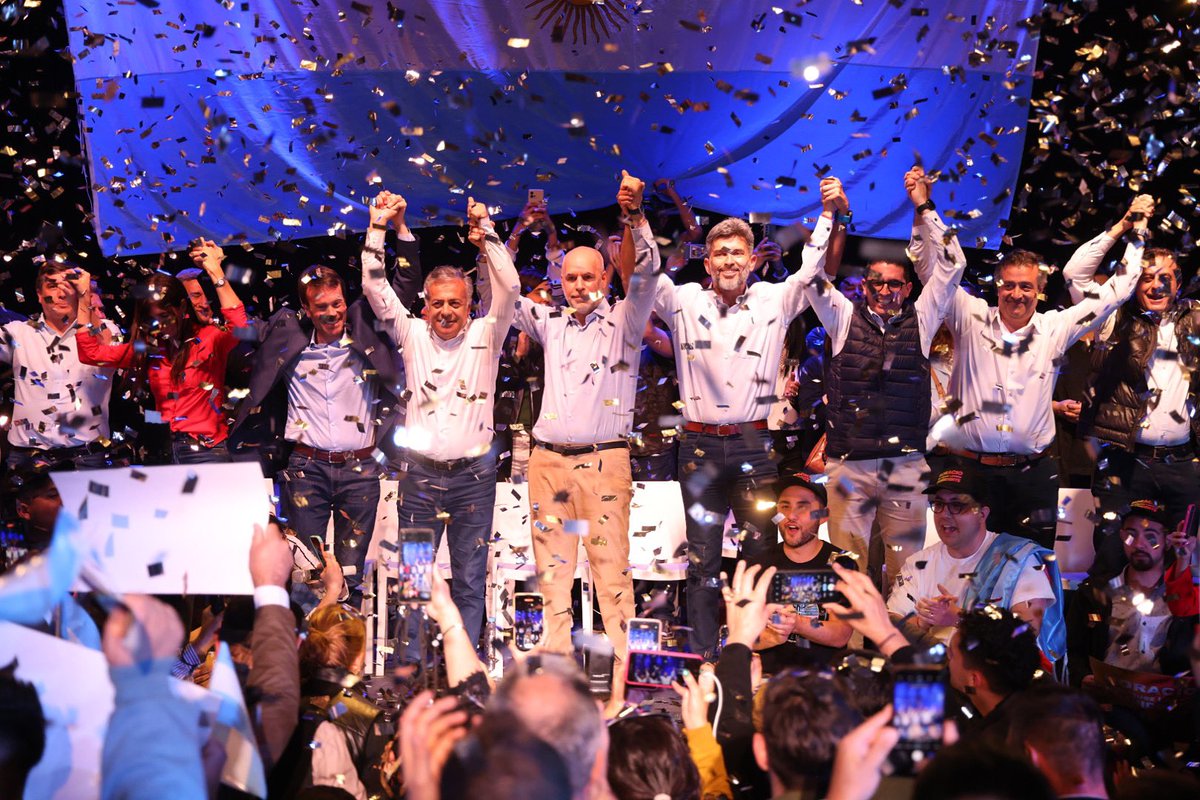 horaciorlarreta's tweet photo. ¡Gracias @alfredocornejo, @MarioAbedok, @UlpianoSuarez y a cada mendocino por recibirme en su provincia! Es una alegría ver a tanta gente comprometida con el cambio y que cree que un futuro mejor para la Argentina es posible. Con el potencial productivo y el talento de los mendocinos no hay duda: en Mendoza y en todo el país vamos a hacer el cambio que nos cambie la vida a todos los argentinos para siempre!