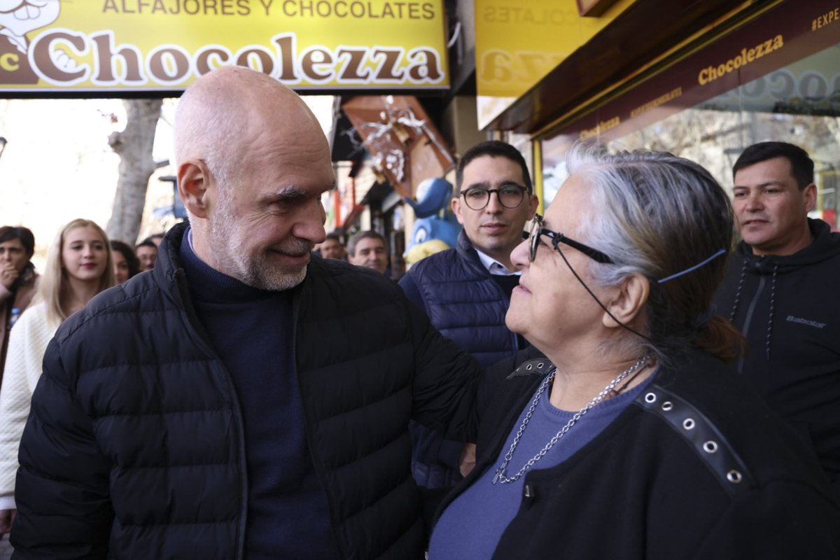 horaciorlarreta's tweet photo. ¡Gracias @alfredocornejo, @MarioAbedok, @UlpianoSuarez y a cada mendocino por recibirme en su provincia! Es una alegría ver a tanta gente comprometida con el cambio y que cree que un futuro mejor para la Argentina es posible. Con el potencial productivo y el talento de los mendocinos no hay duda: en Mendoza y en todo el país vamos a hacer el cambio que nos cambie la vida a todos los argentinos para siempre!