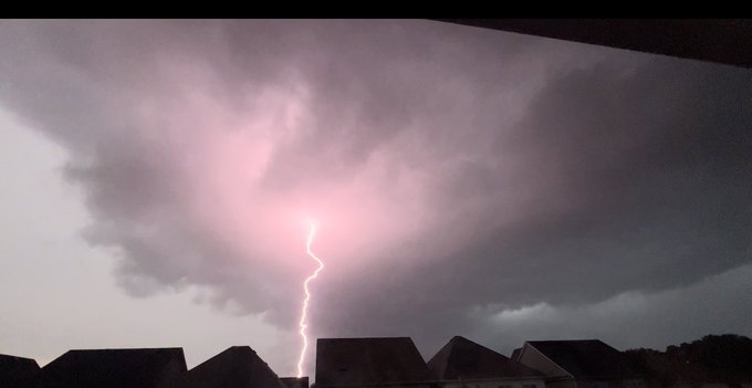 P R E T T Y cool storm happening right now 😎 https://t.co/3ADLxFEKdh