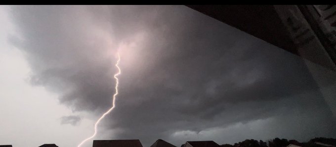 P R E T T Y cool storm happening right now 😎 https://t.co/3ADLxFEKdh
