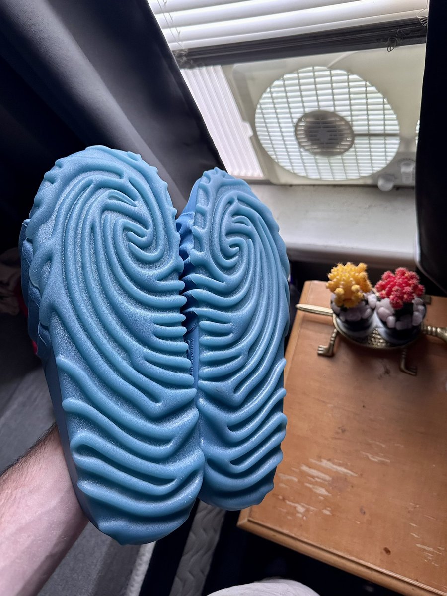 zebco999's tweet photo. Yeaaaaaaah.. these are for sure unique and without a doubt a cool addition to my collection.. But hands down.. The heaviest, hardest, and most uncomfortable slides I’ve ever owned tbh.. 😏 #Crocs #Pollex #Tashmoo #slides #kotd #sneakerhead @Crocs https://t.co/iCiIhzVUGf