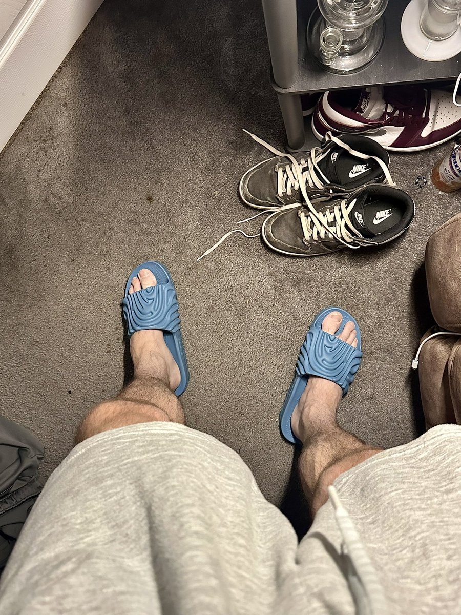 zebco999's tweet photo. Yeaaaaaaah.. these are for sure unique and without a doubt a cool addition to my collection.. But hands down.. The heaviest, hardest, and most uncomfortable slides I’ve ever owned tbh.. 😏 #Crocs #Pollex #Tashmoo #slides #kotd #sneakerhead @Crocs https://t.co/iCiIhzVUGf