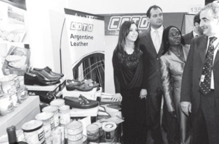 Momento histórico!
Cristina se abre al mundo e intenta vender dos paquetes de fideos y un par de zapatos en Angola.
 Ganamos un mercado de lpm y no se lo reconocemos