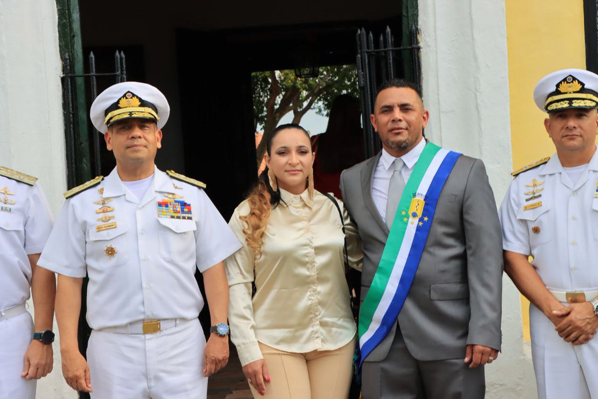 ALM Neil Villamizar Sánchez, Cmdte Gral de la <a href="/ArmadaFANBVzla/">Armada_ve</a>, junto al Alcalde Jorge Nava Paz, integrantes del Estado Mayor Naval y Cultores de la zona, visita el Centro Cultural e Histórico de Altagracia, lugar épico y transcendental donde se firmó la Capitulación hace 200 años