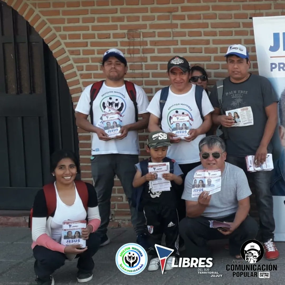LDSJujuy's tweet photo. 📣 ¡Área Adultos Mayores siempre presentes!
Volanteada en Almirante Brown, Las Heras y la Iglesia San Pedro y San Pablo para nuestros precandidatos, Jesús Escobar y Marianella Lezama Hid.
#Volanteada #JesúsEscobar #MarianellaLezamaHid #LibresDelSur #CambioPositivo #AdultosMayores https://t.co/sGDfLoB49T
