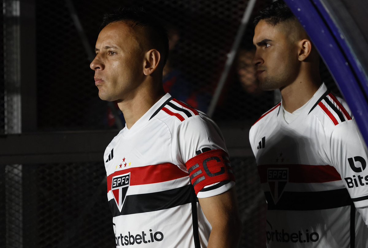 centraIsaopaulo's tweet photo. O São Paulo os salários que estava devendo para esses caras ou trouxe Lucas Moura e James Rodriguez e continuaram devendo?

Porque a forma com que o time caiu fica até meio difícil de explicar! 🤬👊

📸 São Paulo FC https://t.co/TOdT0JSsJO