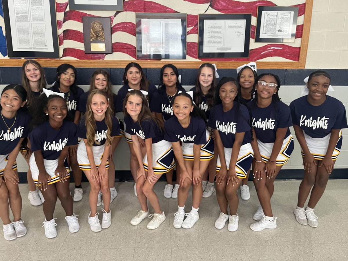 RSMSCheer22's tweet photo. Knights Cheerleaders first group picture at 6th grade Orientation! https://t.co/QnILqDbFaT