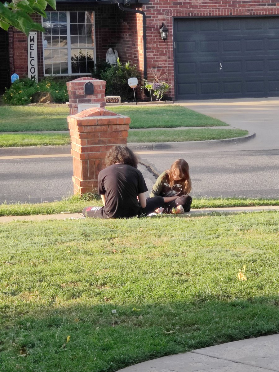 BioBoss21's tweet photo. I don't often feel like I'm a good dad, yet I get so much joy when I watch some of my kids find joy in something as simple as chalk drawing on a sidewalk. I'm so glad they'll always have each other. ❤️

#dadjoy https://t.co/3sSsfxXsOX