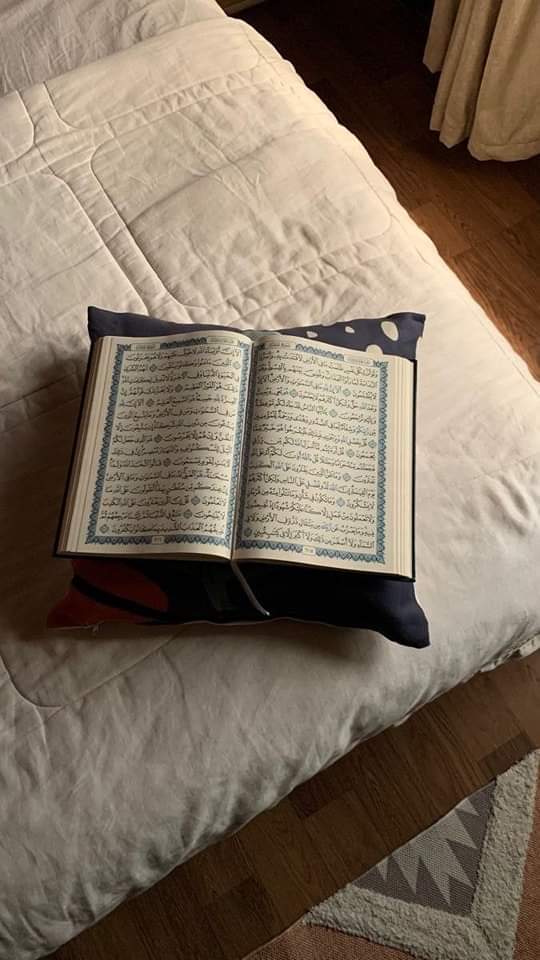 "أعظم ما يعالج به لَوَث القلب وفساده بالمعاصي، هو تعاهده بكثرة تلاوة القرآن وتدبّر معانيه، فلا شيء يغسل القلب من الخطايا ويصقله مثل القرآن"..🩷💜
