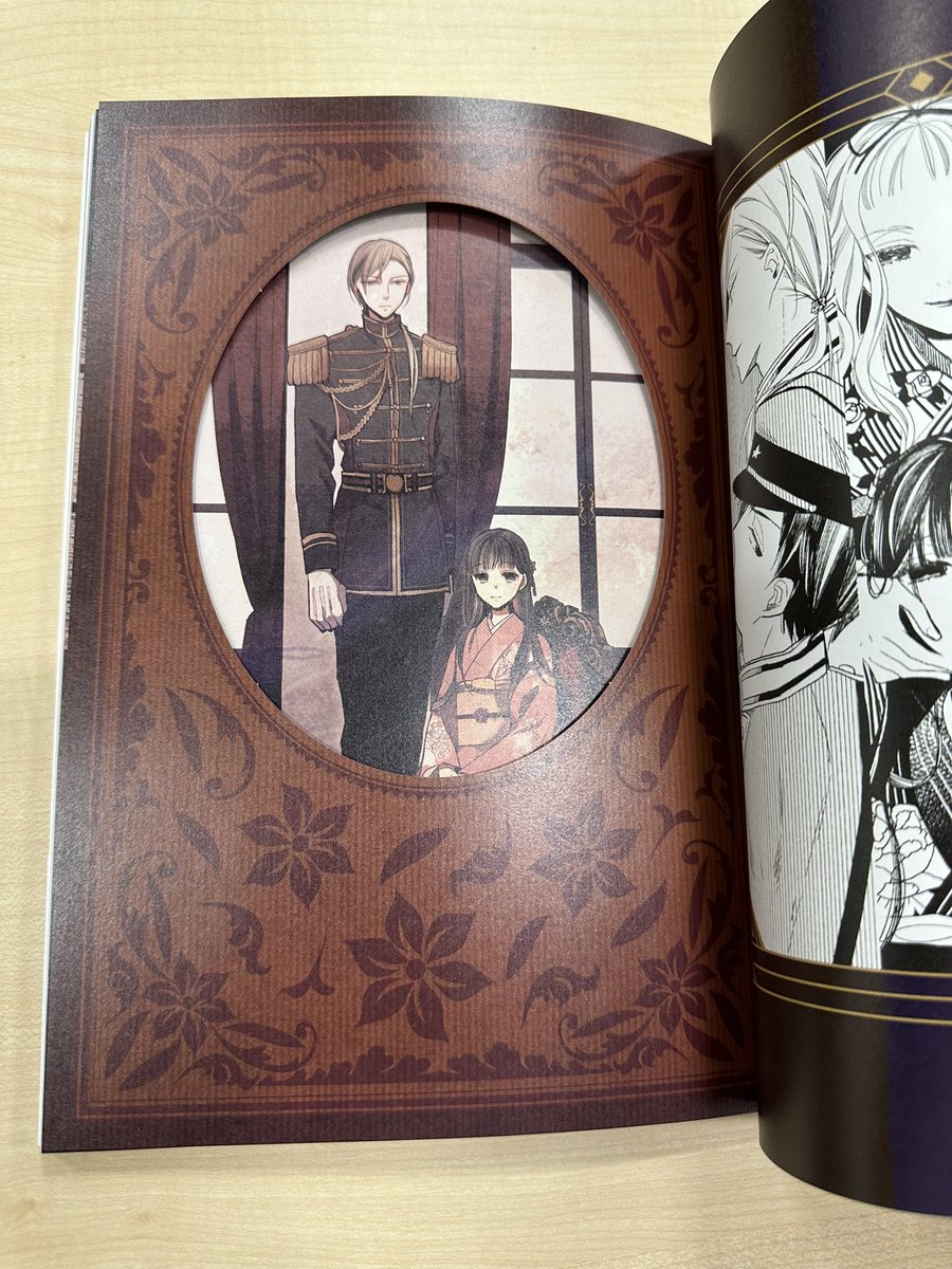 🌸 #わたしの幸せな結婚 🌸
コミック版の画集
 
高坂りと画集「わたしの幸せな結婚」
 
見本が届きました。
表紙の箔がキラキラ✨
本文ではページをくりぬいて、
イラストが肖像写真のように見える仕掛けも。
 
発売は8/10です。
よろしくお願いします！