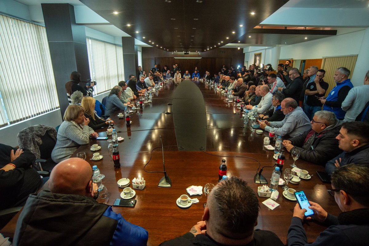 Sergio_OrtizOk's tweet photo. Hoy participé del encuentro con nuestro candidato a vicepresidente @RossiAgustinOk, organizado por las 62 Organizaciones Peronistas en el sindicato de peones de taxis . 
“El momento de defender los derechos es ahora, con el acompañamiento del conjunto de la clase trabajadora vamos a ir a votar en defensa propia” 
#MassaPresidente #CreoEnArgentina