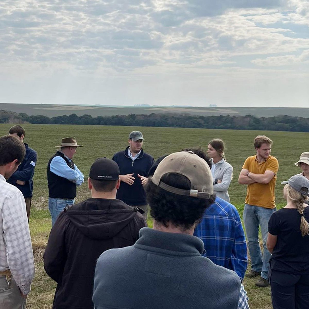 diegolluberas's tweet photo. Visita de Estudiantes de 4º de Agronomía a Estancia El Cerro. Conversamos sobre #Ganadería #Lupino #Corrales https://t.co/YlgicDZrxT