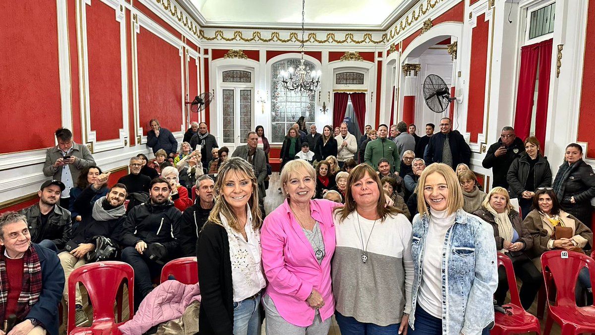 cestebarena's tweet photo. Cuatro candidatas que apoyamos a @PatoBullrich para que sea presidenta de la Nación, juntas, contagiando nuestra convicción y compromiso para sumar cada vez más adhesiones a #LaFuerzaDelCambio. 💪
¡Gran charla con vecinos en el Club Social Santa Lucía, en #Barracas! 👏 #Pato2023 https://t.co/aWzTBjZcHQ