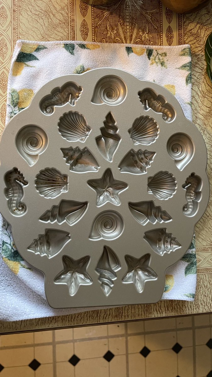 Frutti De Mare from my thrifting this week.
I scour cooking equipment rows. Nordicware is a fav, craftsmanship, chef’s kiss.
They get dumped bcuz people use cooking spray, sticky mess no one wants to clean.
Melted butter brushed on, floured, perfect.