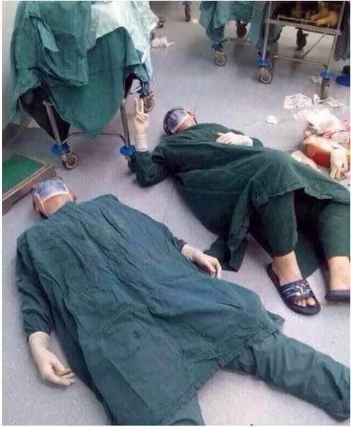 InformaCosmos's tweet photo. Dos cirujanos después de una extracción exitosa de tumores cerebrales. La cirugía duró 32 horas. https://t.co/UGFeq7Yj8T
