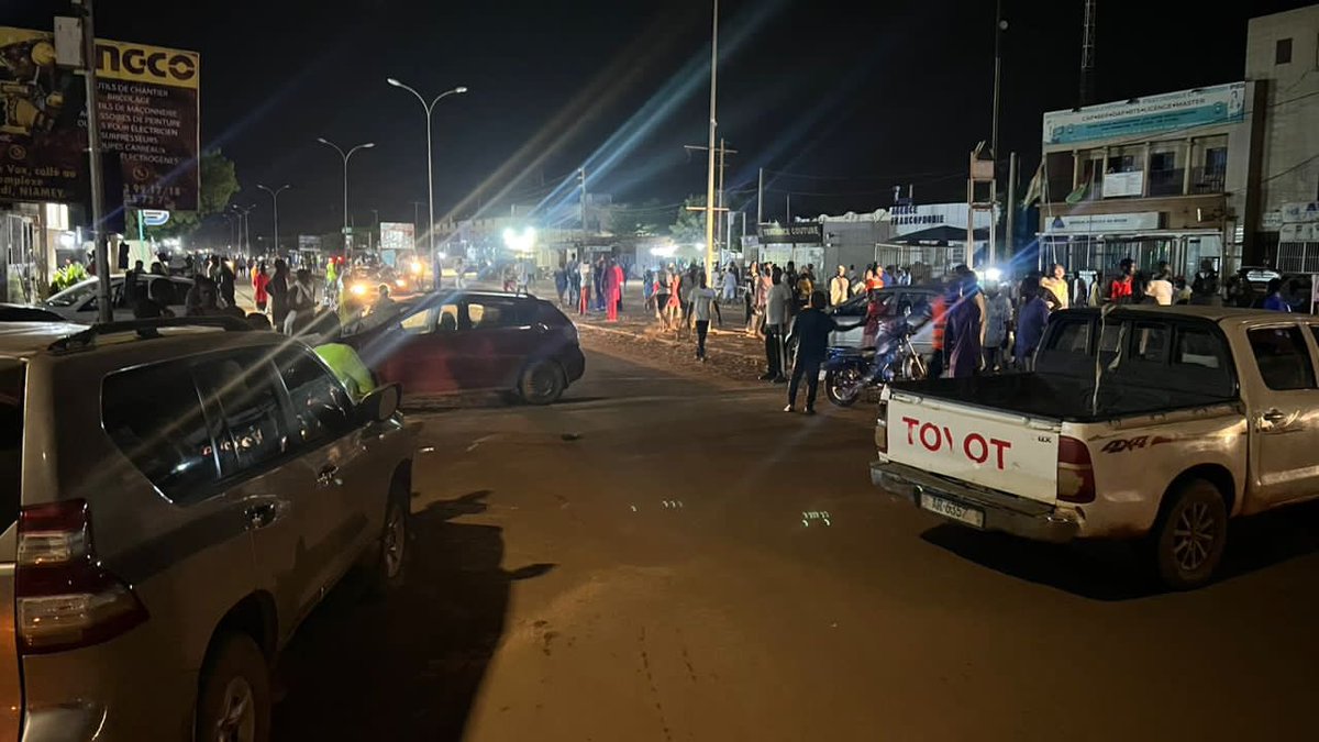 salimdade's tweet photo. #Niger 🇳🇪 
Suite à l’appel lancé par des acteurs nigériens de se rassembler pour une veillée patriotique, les rondpoints et artères de la capitale nigérienne sont actuellement occupés pour manifester en faveur  du départ des troupes françaises basée au #Niger et le soutien au CNSP. 
1h40 heure locale de #Niamey.