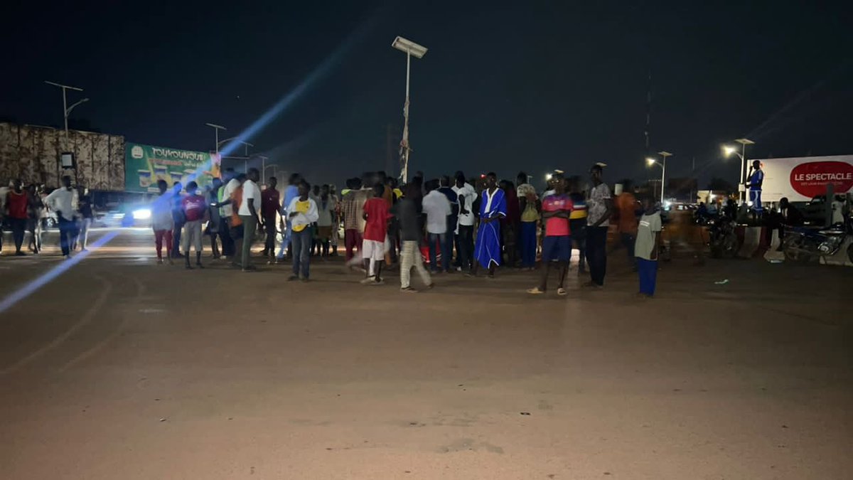 salimdade's tweet photo. #Niger 🇳🇪 
Suite à l’appel lancé par des acteurs nigériens de se rassembler pour une veillée patriotique, les rondpoints et artères de la capitale nigérienne sont actuellement occupés pour manifester en faveur  du départ des troupes françaises basée au #Niger et le soutien au CNSP. 
1h40 heure locale de #Niamey.